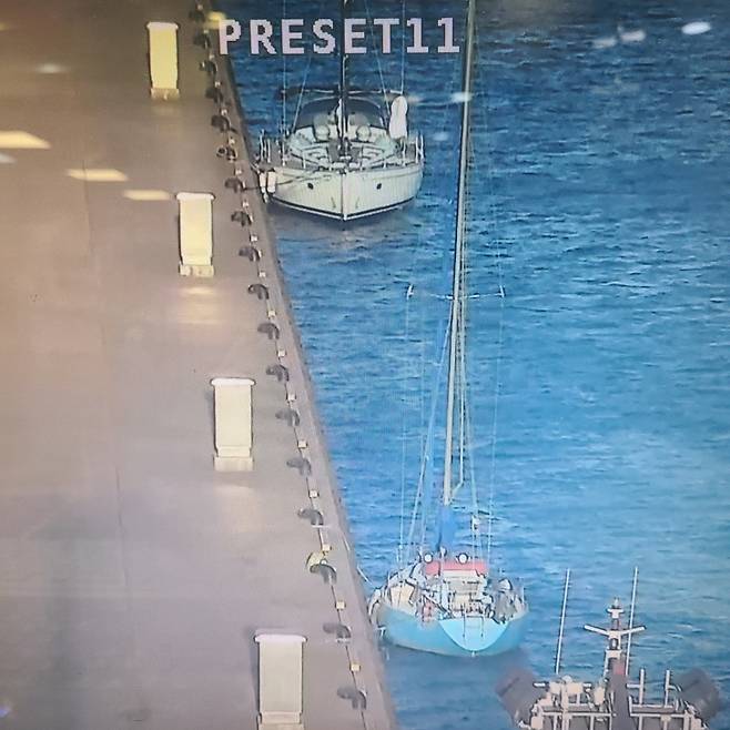 경북 포항 신항에 정박 중인 러시아 선적 요트.  탑승객 대부분은 젊은 남성들로 동원령을 피해 온 것으로 추정된다.