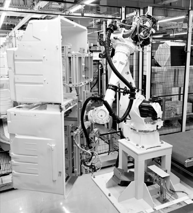 지난 6일 경남 창원시 LG스마트파크 공장에서 로봇팔이 냉장고를 조립하고 있다. LG전자 제공