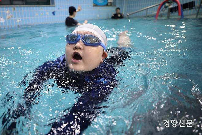 온유가 지난 8월30일 경기 남양주시장애인복지관에서 수중 재활 치료를 받고 있다. /성동훈 기자