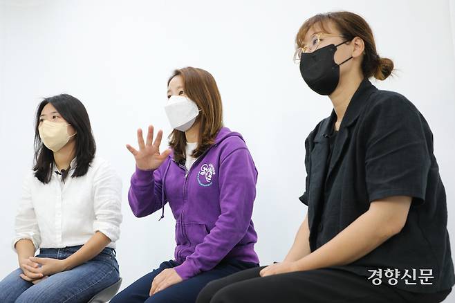 10세 이하 자녀를 양육하는 오은선, 박민아, 남궁수진씨(왼쪽부터)가 지난달 2일 서울 중구 경향신문사에서 노키즈존 관련 좌담회에 참여하고 있다. /성동훈 기자