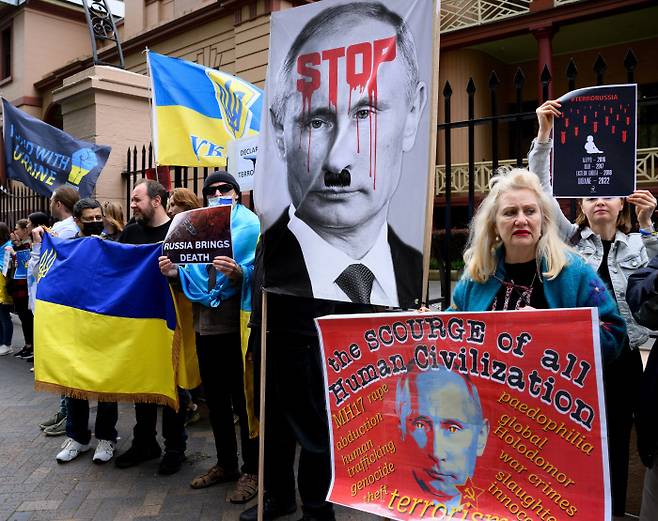 호주서 푸틴 규탄 시위 호주 시드니에서 11일(현지시간) 전날 우크라이나 주요 도시에 미사일 공격을 가한 블라디미르 푸틴 러시아 대통령을 규탄하는 시위가 열리고 있다. 시드니 | EPA연합뉴스