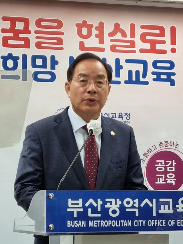 하윤수 부산시교육감은 11일 오전 시교육청 브리핑룸에서 ‘취임 100일 기자회견’을 갖고 그동안의 소회와 주요 정책 추진계획을 발표했다. 조민희 기자