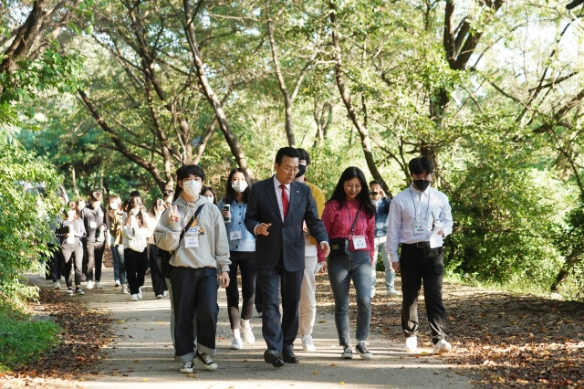 이재호 인천 연수구청장이 7일 민선 8기 출범 100일을 앞두고 MZ세대 공무원과 백제사신길을 함께 걸으며 소통하고 있다. 연수구 제공