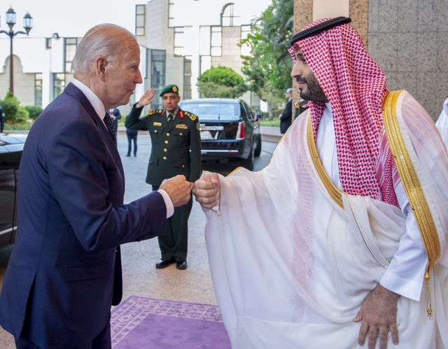 조 바이든(왼족) 미국 대통령과 모하메드 빈 살만 사우디아라비아 왕세자가 지난 7월 15일(현지시간) 사우디 제다 알살람궁에서 만나 주먹 치기로 인사하고 있다. 사우디 왕궁이 공개한 사진이다. AP뉴시스