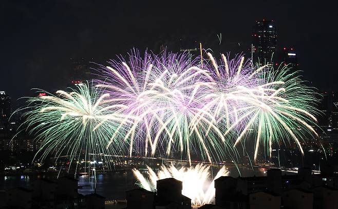 8일 오후 서울 여의도 한강공원 일대에서 열린 '한화와 함께하는 서울세계불꽃축제 2022'에서 화려한 불꽃이 밤하늘을 수놓고 있다./[사진 출처 = 연합 뉴스]