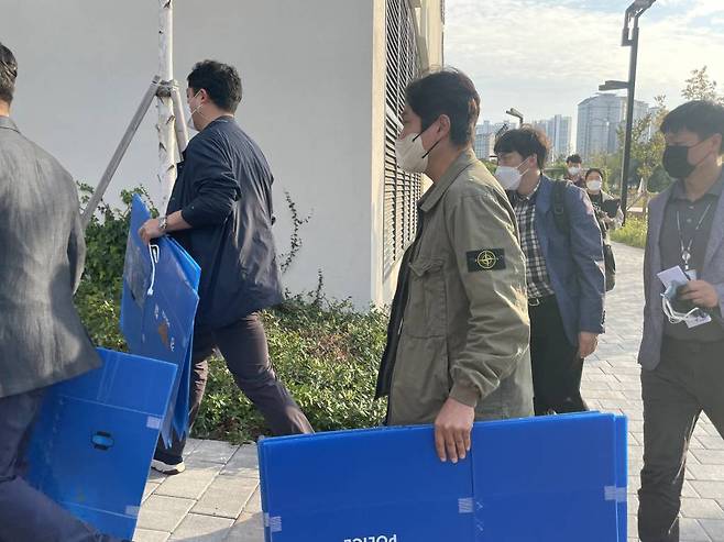 지난달 28일 오후 4시50분쯤 대전경찰청 수사본부 직원 11명이 대전 현대 프리미엄 아웃렛 대전점을 대상으로 압수수색 영장을 집행하기 위해 파란색 박스를 들고 사무실로 들어가고 있다. /사진=뉴시스