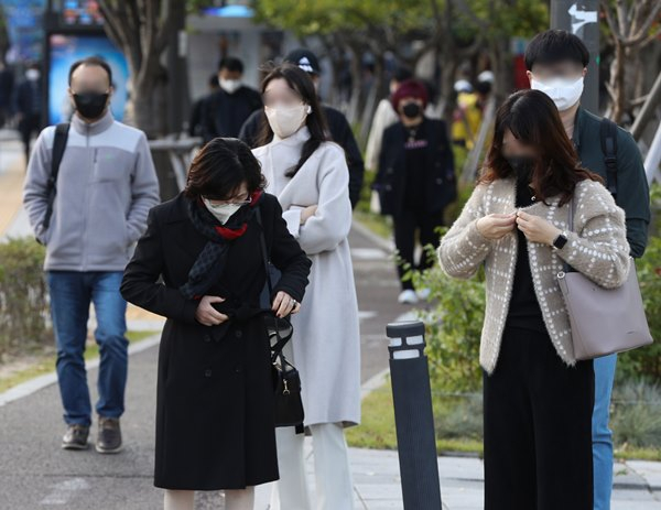 오는 12일은 아침 최저 기온이 2도까지 떨어지며 일부 지역에서는 서리가 내릴 전망이다. 사진은 11일 서울 광화문네거리에서 두꺼운 옷을 입고 출근하는 시민들. /사진=뉴스1
