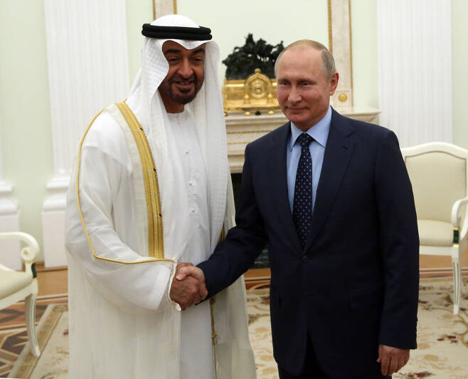 셰이크 무함마드 빈 자예드 알 나흐얀 아랍에미리트(UAE) 대통령이 지난 2018년 6월에 러시아 모스크바 크렘린궁에서 당시 UAE 연합군 총사령관으로서 블라디미르 푸틴 대통령을 만나 악수하고 있다. [게티이미지]