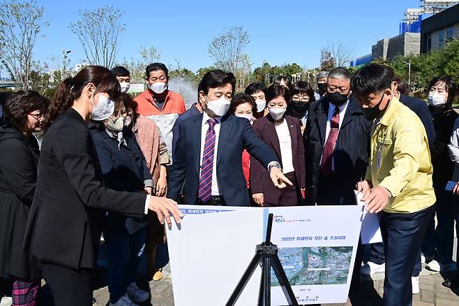 [진주=뉴시스]진주시, ‘충무공동 미세먼지 차단 숲’ 최종점검. *재판매 및 DB 금지