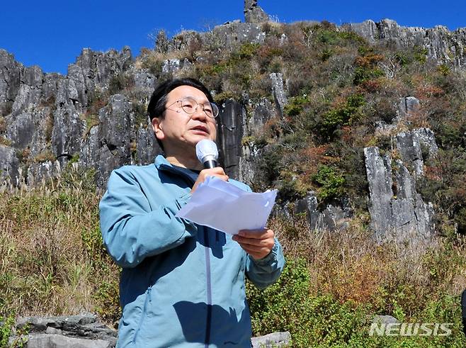 [광주=뉴시스] 이영주 기자 = 무등산국립공원 정상 개방 행사가 열린 지난 8일 오전 무등산국립공원 정상부인 지왕봉 앞에서 강기정 광주시장이 '무등산 편지'라는 제목의 글을 낭독하고 있다.  2022.10.08. leeyj2578@newsis.com