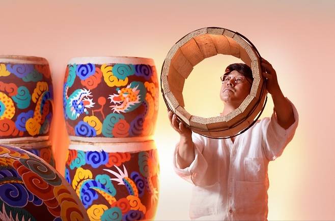 [서울=뉴시스] 악기장 보유자 윤종국 씨 (사진=문화재청 제공:) 2022.10.11. photo@newsis.com *재판매 및 DB 금지