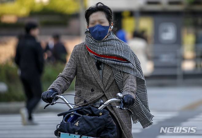 [서울=뉴시스] 정병혁 기자 = 초겨울 날씨를 보인 11일 오전 서울 중구 명동 인근에서 두꺼운 옷차림을 한 시민이 이동하고 있다. 2022.10.11. jhope@newsis.com