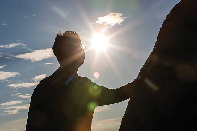 플레어로 인물을 강조했다. 인물을 강조하기 위해 오히려 후보정 과정에서 플레어를 집어 넣는 경우도 더러 있다.