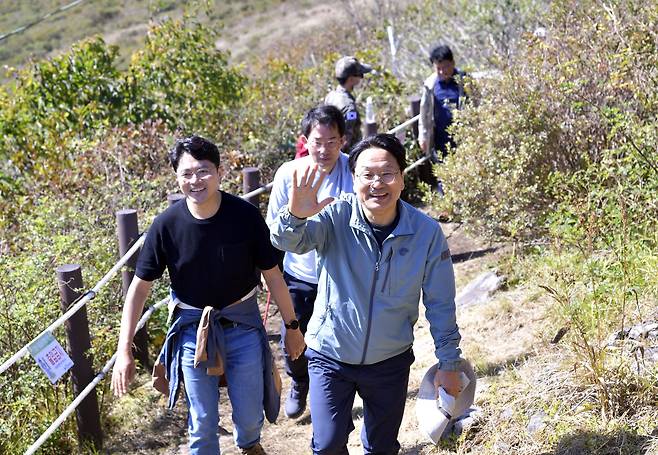 강기정 광주시장이 지난 8일 진행된 무등산 정상 개방행사에서 시민들에게 인사하고 있다.광주광역시 제공