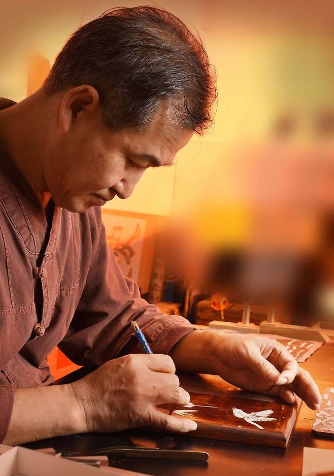 국가무형문화재 나전장 보유자로 인정 예고된 장철영 씨 [문화재청 제공. 재판매 및 DB 금지]