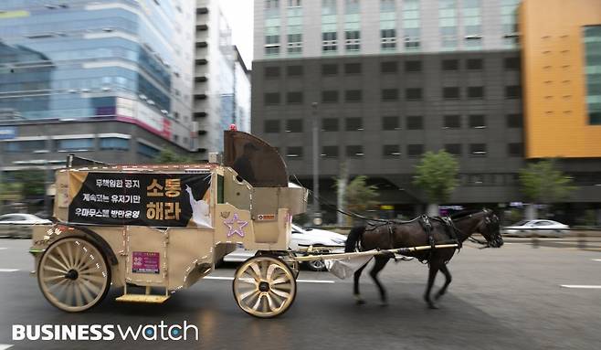 지난 8월29일 경기도 성남시 분당구 판교역 근처에서 카카오게임즈 '우마무스메' 이용자들이 마차 시위를 진행하고 있다./사진=이명근 기자 qwe123@