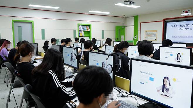 지난달 13일 학업성취도 자율평가에 참여한 학생들.(사진=교육부)