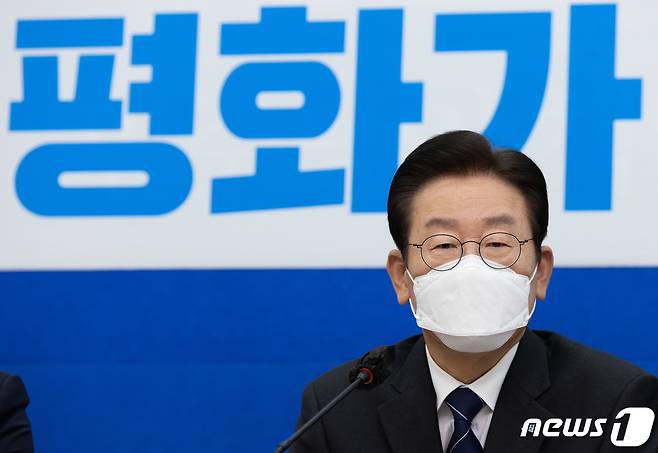 이재명 더불어민주당 대표가 11일 오전 서울 여의도 국회에서 열린 긴급 안보대책회의에서 참석자들의 발언을 듣고 있다.  ⓒ News1 이재명 기자