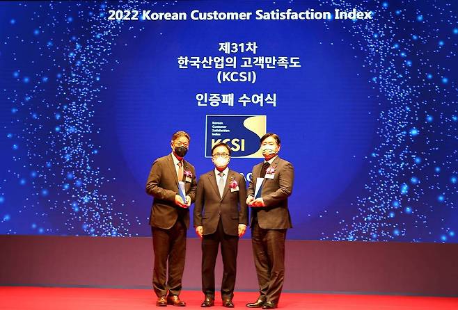 지난 10일 한국산업의 고객만족도 조사(KCSI)에서 롯데GRS가 '패스트푸드 부문·커피전문점 부문'에서 각각 1위를 수상했다.(롯데GRS 제공)
