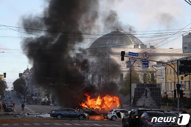 10일(현지시간) 오전 러시아의 미사일 공습을 받은 우크라이나 수도 키이우의 모습 2022.10.10 ⓒ 로이터=뉴스1 ⓒ News1 정윤미 기자