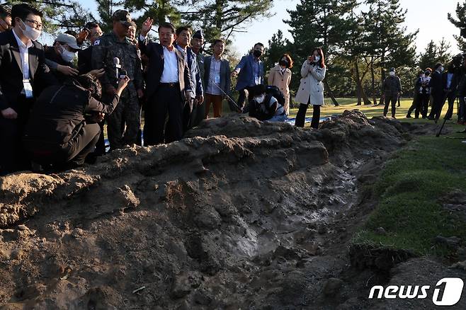 국회 국방위원회 소속 김병주 김영배 송옥주 더불어민주당 의원이 지난 4일 현무미사일 낙탄사고가 발생한 강릉 공군 제18전투비행장을 12일 오후 방문했다. 2022.10.12/뉴스1 ⓒ News1 국회사진취재단
