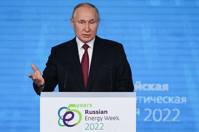 라디미르 푸틴 러시아 대통령이 12일(현지시간) 모스크바의 마네즈 중앙전시관에서 열린 2022 러시아 에너지 위크 포럼에 참석해 연설하고 있다. /연합뉴스