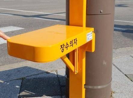 노인들의 보행사고를 막기 위한 '장수의자'. 한국공예디자인진흥원 제공