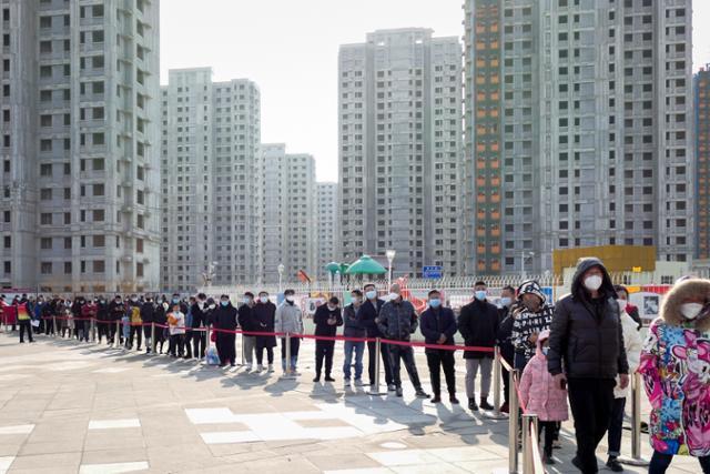 중국 베이징과 인접한 톈진의 주민들이 지난 1월 코로나19 감염 검사를 위해 검사소 앞에 줄을 서 있다. 톈진=EPA 연합뉴스