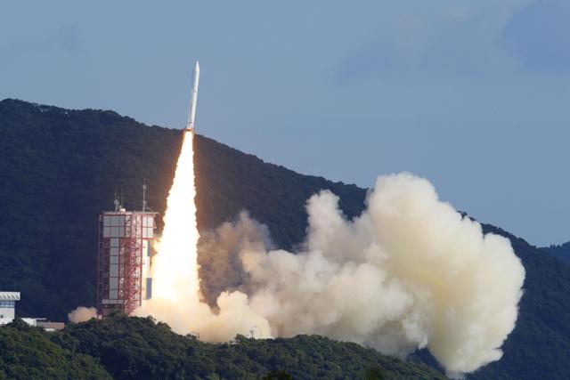 12일 일본 가고시마현 기모쓰키 소재 우치노우라 우주공간관측소에서 소형 로켓 입실론 6호기가 발사되고 있다. 기모쓰키=교도 연합뉴스