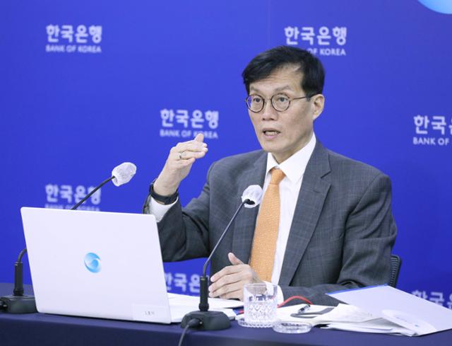이창용 한국은행 총재가 12일 서울 중구 한국은행에서 열린 기자간담회에 참석해 기준금리 인상에 대해 설명하고 있다. 뉴시스