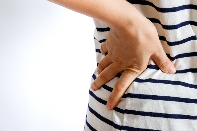 옆구리 통증은 대부분 신장질환이 원인이며 결석을 예방하기 위해서는 충분한 수분 섭취가 필요하다./사진=클립아트코리아