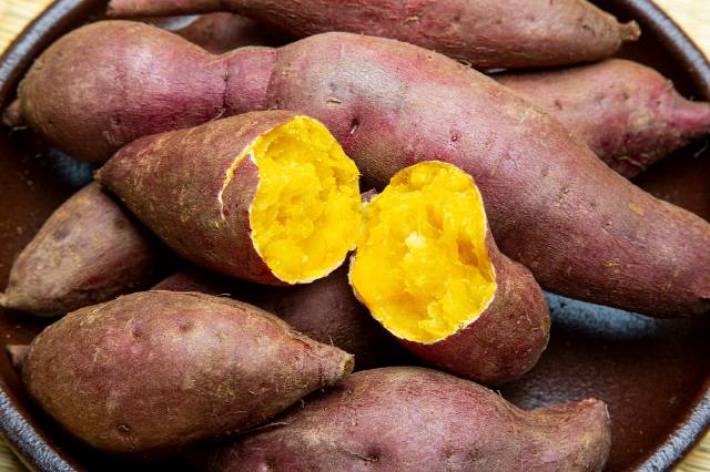 빈속에는 고구마, 우유, 감, 바나나를 피하는 것이 좋다./사진=클립아트코리아