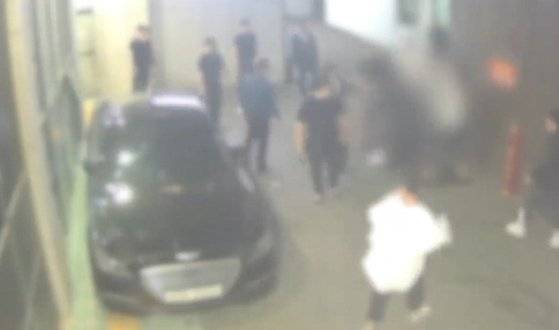 부산 한 장례식장 앞 조직폭력배 보복폭행 장면. 위 사진은 기사 내용과 무관. 연합뉴스