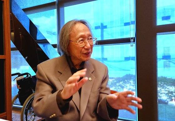 일본 정서의 뿌리로도 불리는 『만엽집』은 2019년 새 일왕 즉위와 함께 새 시대 이름을 정한 토대가 되기도 했다. '레이와'는 '명령 령'에 '화합할 화'를 붙인 단어로, 만엽집의 한 구절에서 따왔다. 나카니시는 뜻풀이는 영어로 '아름다운 조화(bearutiful harmony)'에 해당한다고 말했다. 김정연 기자