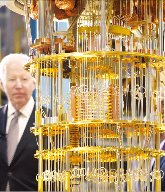 지난 6일 IBM 데이터센터를 방문한 조 바이든 미국 대통령이 양자컴퓨터를 보고 있다  AP연합뉴스