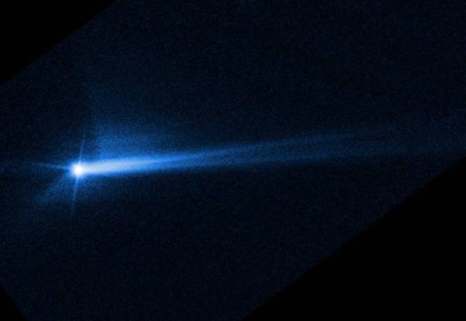 지난 8일(현지시간) 허블 우주망원경이 찍은 소행성 ‘디모르포스’. 지난달 26일 경로 변경실험 우주선과 충돌할 때 생긴 파편으로 꼬리가 생겼다. NASA 제공