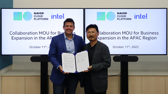 Steven Long, left, corporate vice president at Intel, and Park Weon-gi, Naver Cloud CEO, pose during a signing ceremony Tuesday. [NAVER CLOUD]