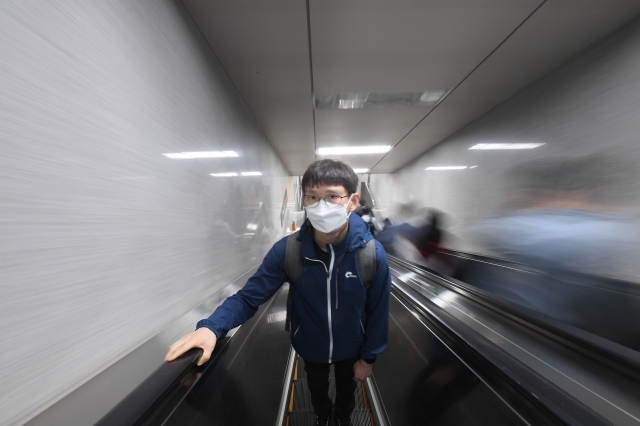 지적장애 3급 이준희씨가 지난달 21일 지하철로 출근하기 위해 에스컬레이터를 타고 있다. 서울 노원구 집에서 해맑음보호작업시설까지는 지하철 한 정거장 거리지만 홀로 출근하기까지는 많은 노력이 필요했다.
