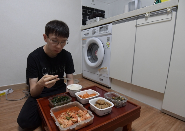 준희씨가 서울 노원구 집에서 출근을 준비하며 아침 식사를 하고 있다. 밥은 전기밥솥을 이용해 직접 짓고 반찬은 어머니가 가져다준다.
