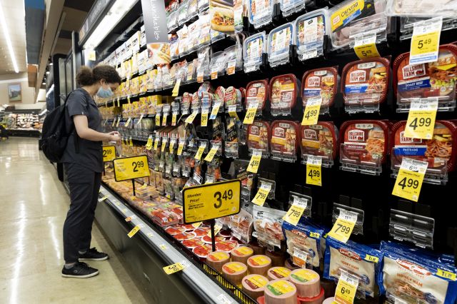 미국 워싱턴 DC의 한 마트에서 소비자가 식료품의 가격을 살펴보고 있다. EPA연합뉴스