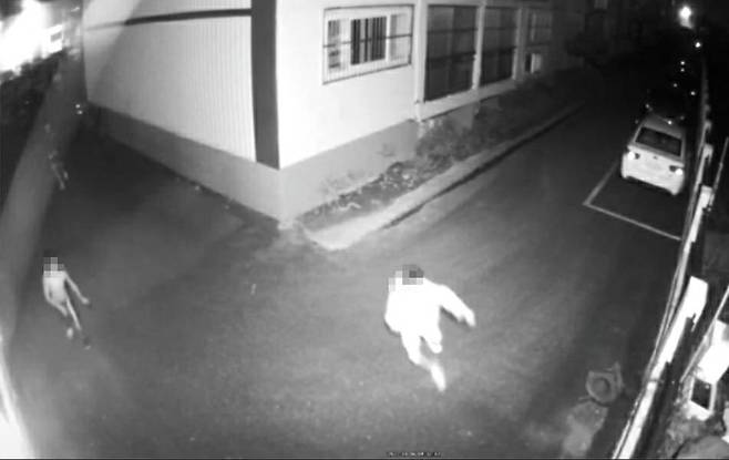 새벽에 남의 차를 훔쳐 타며 사고를 낸 후 제자리에 가져다 놓고 도망가는 10대 3명. [연합, 제보자 A씨 제공]