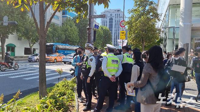12일 오후 1시경 혜화경찰서 교통 경찰들이 현장 단속에 앞서 취재진을 만나고 있다. 양형욱 기자