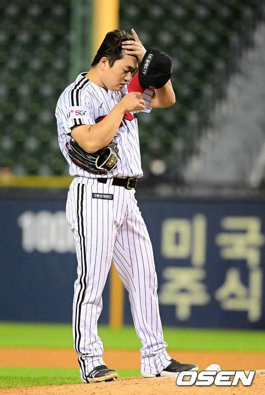 [OSEN=잠실, 지형준 기자] 11일 KT와의 경기에서 9회초 LG 고우석이 투구를 준비하고 있다. 2022.10.11 /jpnews@osen.co.kr