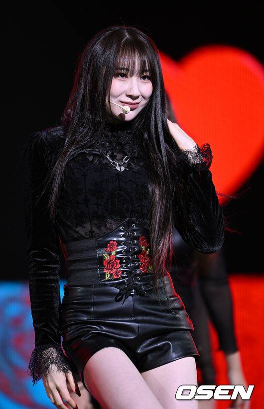 [OSEN=이대선 기자] 12일 오후 서울 광진구 예스24 라이브홀에서 가수 이채연의 첫 번째 미니 앨범 ‘허쉬 러쉬(HUSH RUSH)’ 발매 기념 쇼케이스가 열렸다.가수 이채연이 신곡 무대를 펼치고 있다. 2022.10.12 /sunday@osen.co.kr