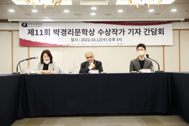 올해 제11회 박경리문학상 수상자인 아민 말루프(가운데)가 12일 서울 중구의 한국프레스센터에서 기자간담회를 갖고 있다./사진제공=토지문화재단