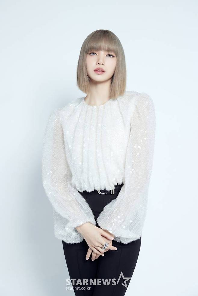 걸그룹 블랙핑크(BLACKPINK) 리사가 10일 오전 온라인으로 진행된 첫 솔로 싱글 앨범 'LALISA' 발매 기념 쇼케이스에서 포즈를 취하고 있다.  'LALISA'는 힙합을 기반으로 한 강렬한 사운드, 카리스마 넘치는 랩, 최정점의 퍼포먼스를 한데 모아 리사만의 음악적 정체성을 살려낸 앨범이다. / 사진제공 = YG엔터테인먼트 /사진=김창현 기자 chmt@