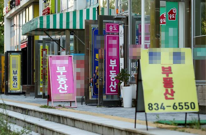 인천시 연수구 송도국제도시 내 부동산 밀집 상가에 문이 활짝 열려 있다. (사진=연합뉴스)