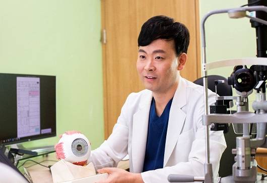 김욱겸 원장ㅣ출처:비앤빛강남밝은세상안과