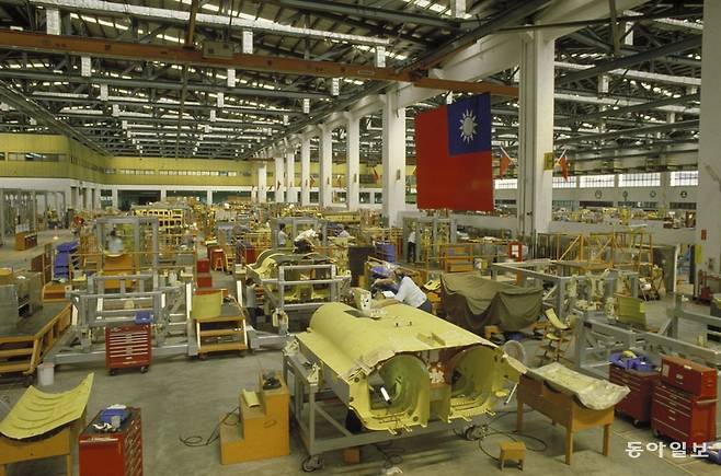 대만 타이중시에 있는 한샹항공 공장에서 항공기 조립 작업이 한창이다. 엔진에 결합하는 부위로 추정되는 부품에서 작업자가 부품을 맞추고 있다. 한샹항공 제공.