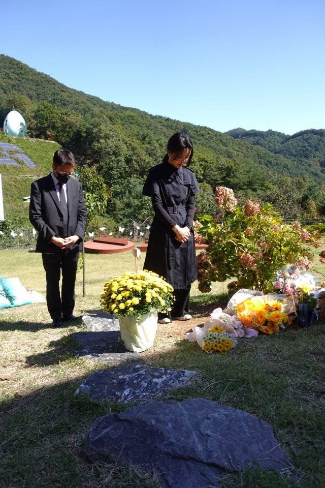 김건희 여사가 정인이 사건 2주년을 앞둔 지난 12일 경기 양평군 안데르센 메모리얼 파크를 찾아 묘역에 참배하고 고인의 넋을 기리고 있다. 대통령실 제공
